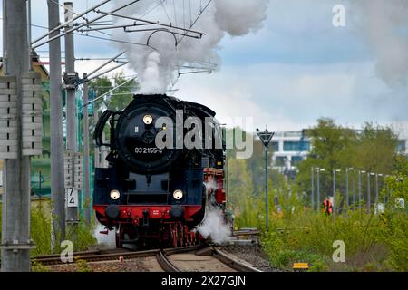 Berlin macht Dampf eine Schnellzugdampflok der Baureihe 03 2155-4 zieht am 20. April 2024 einen Zug mit Fahrgästen vorbei am Bahnhof Schöneweide in Berlin Treptow in Richtung Berliner Innenstadt. Berlin Berlin Deutschland Aktuelles 0001265 *** Berlin macht Dampf Eine Schnelldampflokomotive der Baureihe 03 2155 4 zieht am 20. April 2024 einen Zug mit Passagieren am Bahnhof Schöneweide in Berlin Treptow in Richtung Berliner Innenstadt Berlin Berlin Deutschland News 0001265 Stockfoto