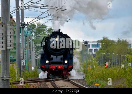 Berlin macht Dampf eine Schnellzugdampflok der Baureihe 03 2155-4 zieht am 20. April 2024 einen Zug mit Fahrgästen vorbei am Bahnhof Schöneweide in Berlin Treptow in Richtung Berliner Innenstadt. Berlin Berlin Deutschland Aktuelles 0001263 *** Berlin macht Dampf Eine Schnelldampflokomotive der Baureihe 03 2155 4 zieht am 20. April 2024 einen Zug mit Passagieren am Bahnhof Schöneweide in Berlin Treptow in Richtung Berliner Innenstadt Berlin Berlin Deutschland News 0001263 Stockfoto