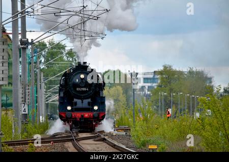 Berlin macht Dampf eine Schnellzugdampflok der Baureihe 03 2155-4 zieht am 20. April 2024 einen Zug mit Fahrgästen vorbei am Bahnhof Schöneweide in Berlin Treptow in Richtung Berliner Innenstadt. Berlin Berlin Deutschland Aktuelles 0001262 *** Berlin macht Dampf Eine Schnelldampflokomotive der Baureihe 03 2155 4 zieht am 20. April 2024 einen Zug mit Passagieren am Bahnhof Schöneweide in Berlin Treptow in Richtung Berliner Innenstadt Berlin Berlin Deutschland News 0001262 Stockfoto