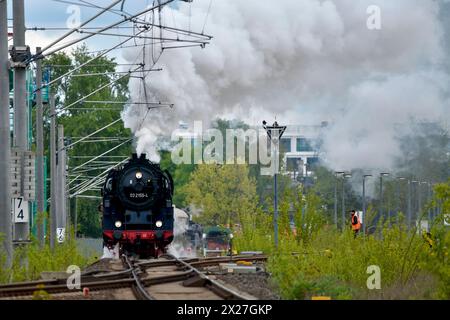 Berlin macht Dampf eine Schnellzugdampflok der Baureihe 03 2155-4 zieht am 20. April 2024 einen Zug mit Fahrgästen vorbei am Bahnhof Schöneweide in Berlin Treptow in Richtung Berliner Innenstadt. Berlin Berlin Deutschland Aktuelles 0001260 *** Berlin macht Dampf Eine Schnelldampflokomotive der Baureihe 03 2155 4 zieht am 20. April 2024 einen Zug mit Passagieren am Bahnhof Schöneweide in Berlin Treptow in Richtung Berliner Innenstadt Berlin Berlin Deutschland News 0001260 Stockfoto