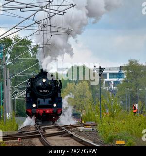 Berlin macht Dampf eine Schnellzugdampflok der Baureihe 03 2155-4 zieht am 20. April 2024 einen Zug mit Fahrgästen vorbei am Bahnhof Schöneweide in Berlin Treptow in Richtung Berliner Innenstadt. Berlin Berlin Deutschland Aktuelles 0001261 *** Berlin macht Dampf Eine Schnelldampflokomotive der Baureihe 03 2155 4 zieht am 20. April 2024 einen Zug mit Passagieren am Bahnhof Schöneweide in Berlin Treptow in Richtung Berliner Innenstadt Berlin Berlin Deutschland News 0001261 Stockfoto