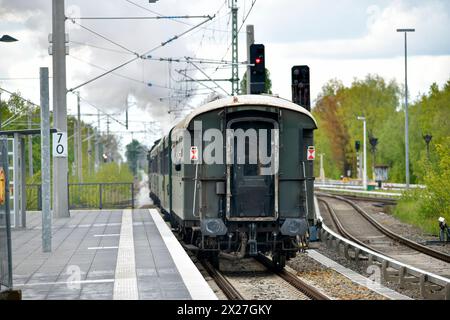 Berlin macht Dampf eine Schnellzugdampflok der Baureihe 03 2155-4 zieht am 20. April 2024 einen Zug mit Fahrgästen vorbei am Bahnhof Schöneweide in Berlin Treptow in Richtung Berliner Innenstadt. Berlin Berlin Deutschland Aktuelles 0001266 *** Berlin macht Dampf Eine Schnelldampflokomotive der Baureihe 03 2155 4 zieht am 20. April 2024 einen Zug mit Passagieren am Bahnhof Schöneweide in Berlin Treptow in Richtung Berliner Innenstadt Berlin Berlin Deutschland News 0001266 Stockfoto