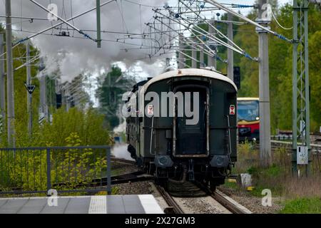 Berlin macht Dampf eine Schnellzugdampflok der Baureihe 03 2155-4 zieht am 20. April 2024 einen Zug mit Fahrgästen vorbei am Bahnhof Schöneweide in Berlin Treptow in Richtung Berliner Innenstadt. Berlin Berlin Deutschland Aktuelles 0001267 *** Berlin macht Dampf Eine Schnelldampflokomotive der Baureihe 03 2155 4 zieht am 20. April 2024 einen Zug mit Passagieren am Bahnhof Schöneweide in Berlin Treptow in Richtung Berliner Innenstadt Berlin Berlin Deutschland News 0001267 Stockfoto