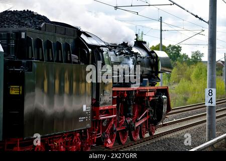 Berlin macht Dampf eine Schnellzugdampflok der Baureihe 03 2155-4 zieht am 20. April 2024 einen Zug mit Fahrgästen vorbei am Bahnhof Schöneweide in Berlin Treptow in Richtung Berliner Innenstadt. Berlin Berlin Deutschland Aktuelles 0001271 *** Berlin macht Dampf Eine Schnelldampflokomotive der Baureihe 03 2155 4 zieht am 20. April 2024 einen Zug mit Passagieren am Bahnhof Schöneweide in Berlin Treptow in Richtung Berliner Innenstadt Berlin Berlin Deutschland News 0001271 Stockfoto