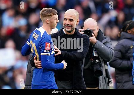 Manchester City-Manager PEP Guardiola schließt sich Chelsea Cole Palmer (links) nach dem Halbfinalspiel des Emirates FA Cup im Londoner Wembley Stadium an. Bilddatum: Samstag, 20. April 2024. Stockfoto