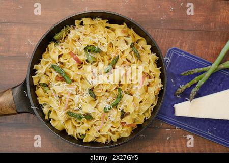 Spargelzeit in Öl geschwenkte Bandnudeln mit Parmesankäse, Schinken und Grüner Spargel. Berlin Berlin Deutschland Aktuelles 0001275 *** Spargelzeit Stockfoto