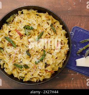 Spargelzeit in Öl geschwenkte Bandnudeln mit Parmesankäse, Schinken und Grüner Spargel. Berlin Berlin Deutschland Aktuelles 0001276 *** Spargelzeit Stockfoto