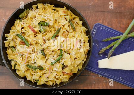 Spargelzeit in Öl geschwenkte Bandnudeln mit Parmesankäse, Schinken und Grüner Spargel. Berlin Berlin Deutschland Aktuelles 0001277 *** Spargelzeit Stockfoto