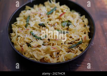 Spargelzeit in Öl geschwenkte Bandnudeln mit Parmesankäse, Schinken und Grüner Spargel. Berlin Berlin Deutschland Aktuelles 0001279 *** Spargelzeit Stockfoto