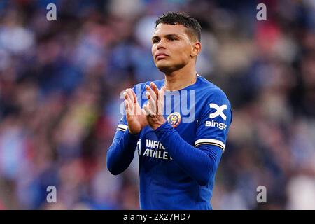 Thiago Silva von Chelsea lobt die Fans nach dem Halbfinalspiel des Emirates FA Cup im Wembley Stadium in London. Bilddatum: Samstag, 20. April 2024. Stockfoto