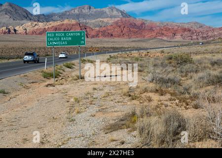 Red Rock Canyon, Nevada.  State Highway 159, Blue Diamond Road, vorbei Red Rock Canyon.  Calico Hills in Mitte. Stockfoto