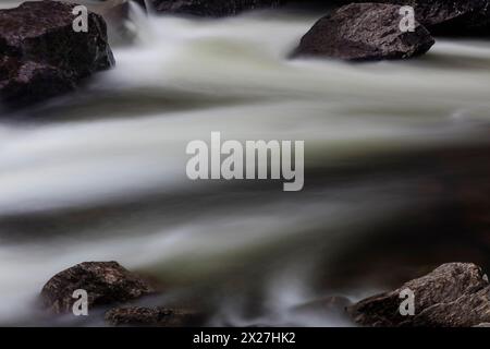 Große Felsbrocken und fließendes Wasser im Fluss Rauma, Romsdalen-Tal, Rauma kommune, Møre og Romsdal, Norwegen, Skandinavien. Stockfoto