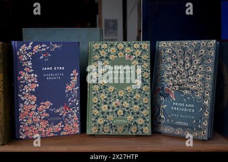 Romane von Jane Austen und Charlotte Bronte in einem Second-Hand-Buchladen in Edinburgh, Schottland, Großbritannien. Stockfoto