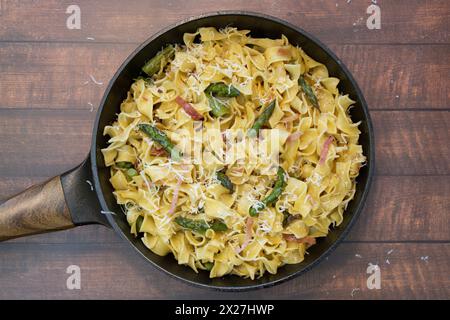 Spargelzeit in Öl geschwenkte Bandnudeln mit Parmesankäse, Schinken und Grüner Spargel. Berlin Berlin Deutschland Aktuelles 0001295 *** Spargelzeit Stockfoto