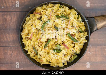 Spargelzeit in Öl geschwenkte Bandnudeln mit Parmesankäse, Schinken und Grüner Spargel. Berlin Berlin Deutschland Aktuelles 0001296 *** Spargelzeit Stockfoto