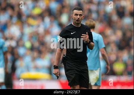 London, Großbritannien. April 2024. Match-Schiedsrichter Michael Oliver während des FA Cup Halbfinalspiels zwischen Manchester City und Chelsea im Wembley Stadium, London, England am 20. April 2024. Foto von Salvio Calabrese. Nur redaktionelle Verwendung, Lizenz für kommerzielle Nutzung erforderlich. Keine Verwendung bei Wetten, Spielen oder Publikationen eines einzelnen Clubs/einer Liga/eines Spielers. Quelle: UK Sports Pics Ltd/Alamy Live News Stockfoto