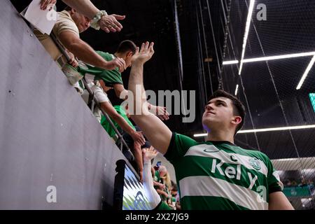 Lissabon, Portugal. April 2024. Lissabon, Portugal, 20. April 2024: Jan Gurri (8 Sporting CP) mit Fans nach dem Campeonato Nacional Spiel zwischen Sporting CP und SL Benfica im Pavilhao Joao Rocha in Lissabon, Portugal. (Pedro Porru/SPP) Credit: SPP Sport Press Photo. /Alamy Live News Stockfoto