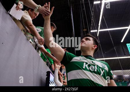 Lissabon, Portugal. April 2024. Lissabon, Portugal, 20. April 2024: Jan Gurri (8 Sporting CP) mit Fans nach dem Campeonato Nacional Spiel zwischen Sporting CP und SL Benfica im Pavilhao Joao Rocha in Lissabon, Portugal. (Pedro Porru/SPP) Credit: SPP Sport Press Photo. /Alamy Live News Stockfoto