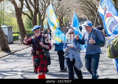 Glasgow, Schottland, Großbritannien. April 2024. Glauben Sie an Schottlands ersten Marsch und Rallye für ein unabhängiges Schottland. Anhänger marschierten vom Kelvingrove Park zum George Square, wo Sprecher wie Humza Yousaf, der erste schottische Minister, die Kundgebung ansprachen. Quelle: R.Gass/Alamy Live News Stockfoto