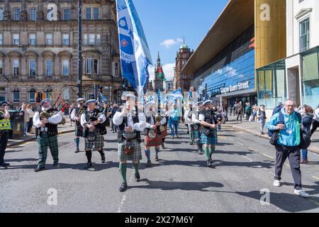 Glasgow, Schottland, Großbritannien. April 2024. Glauben Sie an Schottlands ersten Marsch und Rallye für ein unabhängiges Schottland. Anhänger marschierten vom Kelvingrove Park zum George Square, wo Sprecher wie Humza Yousaf, der erste schottische Minister, die Kundgebung ansprachen. Quelle: R.Gass/Alamy Live News Stockfoto