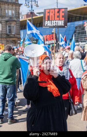 Glasgow, Schottland, Großbritannien. April 2024. Glauben Sie an Schottlands ersten Marsch und Rallye für ein unabhängiges Schottland. Anhänger marschierten vom Kelvingrove Park zum George Square, wo Sprecher wie Humza Yousaf, der erste schottische Minister, die Kundgebung ansprachen. Quelle: R.Gass/Alamy Live News Stockfoto