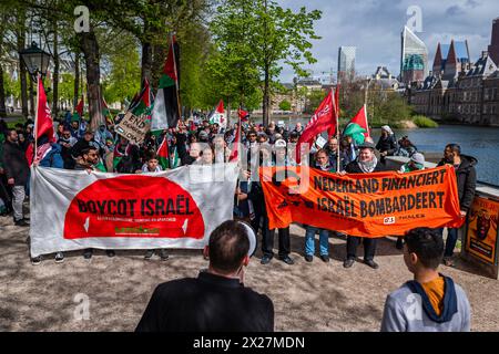 Den Haag, Südholland, Niederlande. April 2024. Am 20. April 2024 marschierten pro-palästinensische Demonstranten in Solidarität mit Gaza durch das Zentrum von den Haag in den Niederlanden. (Kreditbild: © James Petermeier/ZUMA Press Wire) NUR REDAKTIONELLE VERWENDUNG! Nicht für kommerzielle ZWECKE! Quelle: ZUMA Press, Inc./Alamy Live News Stockfoto