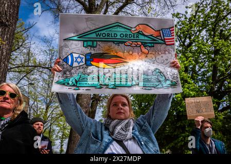 Den Haag, Südholland, Niederlande. April 2024. Ein pro-palästinensischer Demonstrant hält ein Zeichen gegen die "Weltordnung". Am 20. April 2024 marschierten pro-palästinensische Demonstranten in Solidarität mit Gaza durch das Zentrum von den Haag in den Niederlanden. (Kreditbild: © James Petermeier/ZUMA Press Wire) NUR REDAKTIONELLE VERWENDUNG! Nicht für kommerzielle ZWECKE! Quelle: ZUMA Press, Inc./Alamy Live News Stockfoto