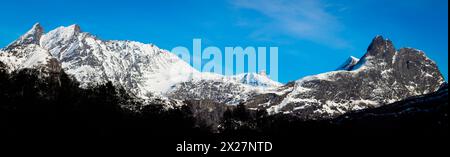 Panoramablick in Romsdalen, Møre og Romsdal, Norwegen. Auf der linken Seite ist der Berg Store Vengetind, und auf der rechten Seite ist der Gipfel Romsdalshorn. Stockfoto