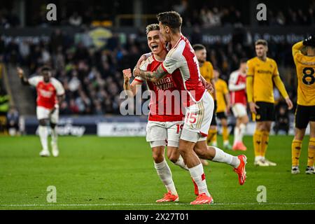 Wolverhampton, West Midlands, Großbritannien. April 2024; Molineux Stadium, Wolverhampton, West Midlands, England; Premier League Football, Wolverhampton Wanderers gegen Arsenal; Leandro Trossard von Arsenal feiert mit Jakub Kiwior, nachdem er in der 45. Minute für 0-1 das Eröffnungstor erzielte Stockfoto