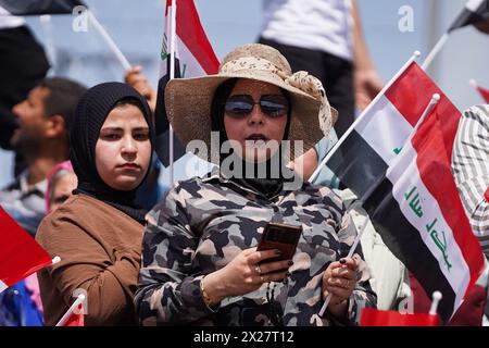 Mossul, Irak. April 2024. Irakische Frauen halten irakische Fahnen während der Aktivitäten des Frühlingsfestes im Festbereich in Mossul, Nordirak. Das Festival findet zum zweiten Mal in Folge statt, seit es nach 2003 wegen der US-Invasion auf den Irak zwei Jahrzehnte lang aufhörte. Die Frühlingsfeste gehen auf die Ära der Assyrer zurück, die die Frühlingssaison und den Beginn des assyrischen Jahres Akitu feierten. Der Beginn dieses Festivals in Mossul war 1969 n. Chr. Quelle: SOPA Images Limited/Alamy Live News Stockfoto