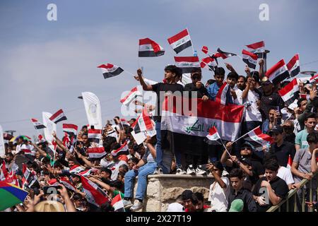 Mossul, Irak. April 2024. Die Menschen halten irakische Flaggen während der Aktivitäten des Frühlingsfestes im Festbereich in Mosul, Nordirak. Das Festival findet zum zweiten Mal in Folge statt, seit es nach 2003 wegen der US-Invasion auf den Irak zwei Jahrzehnte lang aufhörte. Die Frühlingsfeste gehen auf die Ära der Assyrer zurück, die die Frühlingssaison und den Beginn des assyrischen Jahres Akitu feierten. Der Beginn dieses Festivals in Mossul war 1969 n. Chr. Quelle: SOPA Images Limited/Alamy Live News Stockfoto