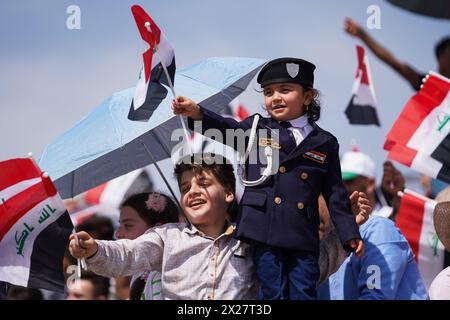 Mossul, Irak. April 2024. Kinder halten irakische Fahnen während der Aktivitäten des Frühlingsfestes im Festbereich in Mosul, Nordirak. Das Festival findet zum zweiten Mal in Folge statt, seit es nach 2003 wegen der US-Invasion auf den Irak zwei Jahrzehnte lang aufhörte. Die Frühlingsfeste gehen auf die Ära der Assyrer zurück, die die Frühlingssaison und den Beginn des assyrischen Jahres Akitu feierten. Der Beginn dieses Festivals in Mossul war 1969 n. Chr. Quelle: SOPA Images Limited/Alamy Live News Stockfoto