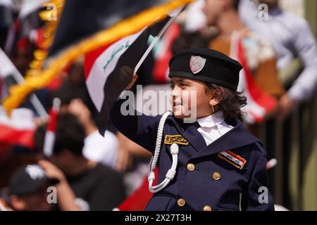 Mossul, Irak. April 2024. Ein Kind hält die irakische Flagge während der Aktivitäten des Frühlingsfestes in der Stadt Mosul, Nordirak. Das Festival findet zum zweiten Mal in Folge statt, seit es nach 2003 wegen der US-Invasion auf den Irak zwei Jahrzehnte lang aufhörte. Die Frühlingsfeste gehen auf die Ära der Assyrer zurück, die die Frühlingssaison und den Beginn des assyrischen Jahres Akitu feierten. Der Beginn dieses Festivals in Mossul war 1969 n. Chr. Quelle: SOPA Images Limited/Alamy Live News Stockfoto