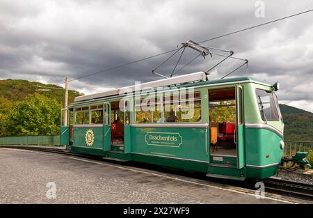 Grüne Straßenbahn zum Schloss Drachenfels, Deutschland Stockfoto