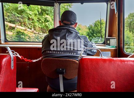 Grüne Straßenbahn zum Schloss Drachenfels, Deutschland Stockfoto