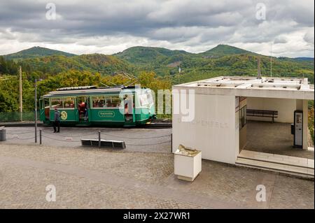 Grüne Straßenbahn zum Schloss Drachenfels, Deutschland Stockfoto