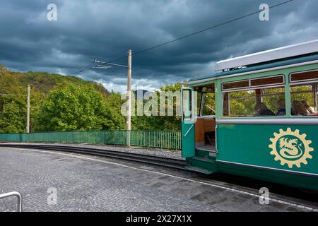 Grüne Straßenbahn zum Schloss Drachenfels, Deutschland Stockfoto