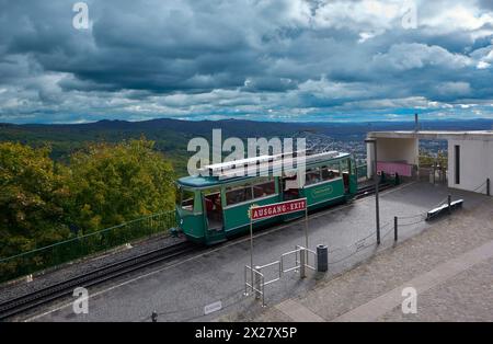 Grüne Straßenbahn zum Schloss Drachenfels, Deutschland Stockfoto