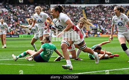 Twickenham, Vereinigtes Königreich. April 2024. PGuiness Womens sechs Nationen. England V Irland. Twickenham Stadium. Twickenham. Maddie Feaunati (England) macht eine Pause, um den letzten (14.) England-Versuch während des England V Irland Guinness Womens Six Nations Rugby-Spiels zu erzielen. Quelle: Sport In Pictures/Alamy Live News Stockfoto