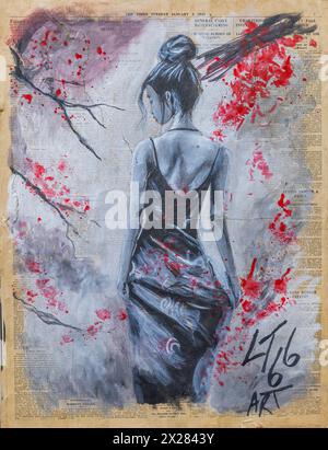 Zurück einer asiatisch aussehenden Frau bei Street Art in Brick Lane London Stockfoto