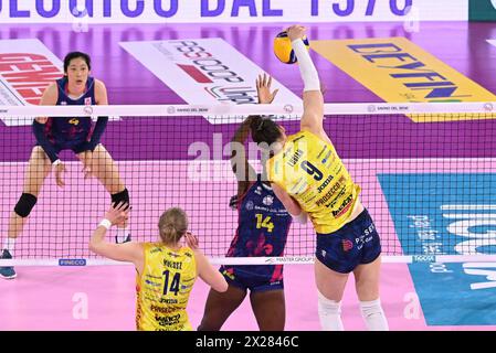 Florenz, Italien. April 2024. Action-Spiel und Spielerbilder zwischen Savino Del Bene Scandicci und Prosecco Doc Imoco Conegliano im Volleyball - Superliga Serie A - Final Playoff 2023/2024 2Â° Spiel im Pala Wanny in Florenz, Italien am 20. April 2024. Während der Playoff - Finale - Savino Del Bene Scandicci vs Prosecco Doc Imoco Conegliano, Volleyball Italian Serie A1 Women Match in Florenz, Italien, 20. April 2024 Credit: Independent Photo Agency/Alamy Live News Stockfoto