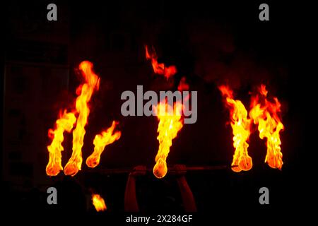 KANDY, SRI LANKA - 14. AUGUST 2023: Feuerball-Tänzer treten während der Esala Perahera (große Prozession) auf einer Straße von Kandy in Sri Lanka auf. Stockfoto