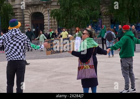 Bukarest, Rumänien. 20. April 2024: Pfleger halten ein Plakat mit der Aufschrift 'Drogenkonsumenten sind keine Kriminellen! Die Gesetze, die Schicksale zerstören, werden in einen Kreis eingebracht, während eines einminütigen Flash-Mobs um 16:20 Uhr auf dem Universitätsplatz in Bukarest, gegen die Gesetze, die vom rumänischen Parlament verabschiedet und vom Präsidenten verkündet wurden, durch die Drogenkonsumenten ins Gefängnis geschickt werden. ohne die Möglichkeit der Umwandlung der Strafe, und wird für 10 Jahre nach der Freilassung überwacht. Quelle: Lucian Alecu/Alamy Live News Stockfoto