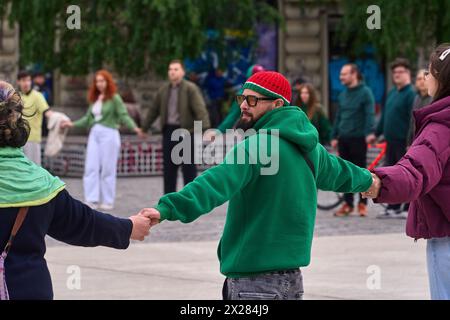 Bukarest, Rumänien. April 2024: die Teilnehmer schlossen sich einem Kreise an, während eines einminütigen Flashmobs um 16:20 Uhr auf dem Universitätsplatz in Bukarest gegen die Gesetze, die vom rumänischen Parlament verabschiedet und vom Präsidenten verkündet wurden, durch die Drogenkonsumenten ins Gefängnis geschickt werden, ohne die Möglichkeit der Umwandlung des Urteils, und wird 10 Jahre nach der Freilassung überwacht. Quelle: Lucian Alecu/Alamy Live News Stockfoto