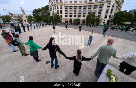 Bukarest, Rumänien. April 2024: die Teilnehmer schlossen sich einem Kreise an, während eines einminütigen Flashmobs um 16:20 Uhr auf dem Universitätsplatz in Bukarest gegen die Gesetze, die vom rumänischen Parlament verabschiedet und vom Präsidenten verkündet wurden, durch die Drogenkonsumenten ins Gefängnis geschickt werden, ohne die Möglichkeit der Umwandlung des Urteils, und wird 10 Jahre nach der Freilassung überwacht. Quelle: Lucian Alecu/Alamy Live News Stockfoto