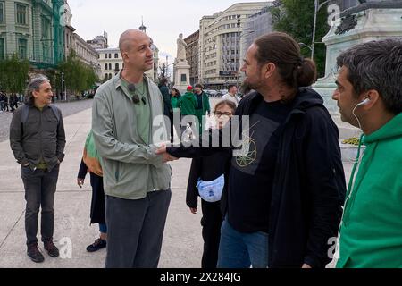 Bukarest, Rumänien. 20. April 2024: Eugen Hriscu (C-L), Psychotherapeut, Psychiater, Spezialist für Suchtmedizin, begrüßt die Teilnehmer bei einem einminütigen Flash-Mob um 16:20 Uhr auf dem Universitätsplatz in Bukarest, gegen die Gesetze, die vom rumänischen Parlament verabschiedet und vom Präsidenten verkündet wurden, durch die Drogenkonsumenten ins Gefängnis geschickt werden. ohne die Möglichkeit der Umwandlung der Strafe, und wird für 10 Jahre nach der Freilassung überwacht. Quelle: Lucian Alecu/Alamy Live News Stockfoto