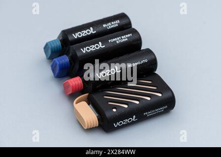 ISTANBUL, TÜRKEI - 9. APRIL 2024: Vozol elektronische Rauchermaschine. Elektronische Zigarette (kurz E-Zigarette) ist ein elektronisches Gerät. Stockfoto