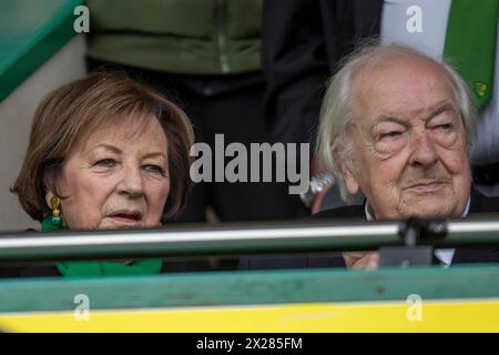 Carrow Road, Norwich am Samstag, den 20. April 2024. Michael Wynn Jones und Delia Smith sind vor dem Sky Bet Championship-Spiel zwischen Norwich City und Bristol City am Samstag, den 20. April 2024 in der Carrow Road in Norwich zu sehen. (Foto: David Watts | MI News) Credit: MI News & Sport /Alamy Live News Stockfoto