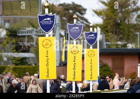 Werbebanner auf der Newbury Racecourse's Spring Trials Samstag, 20. April 2024. Stockfoto