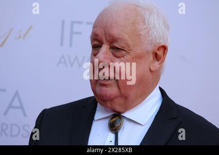 Dublin, Irland. April 2024. Regisseur Jim Sheridan kommt auf dem roten Teppich bei den Irish Film and Television Awards (IFTA) im Dublin Royal Convention Centre. Quelle: Doreen Kennedy/Alamy Live News. Stockfoto